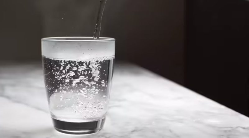 સવારે ખાલી પેટ 1 ગ્લાસ ગરમ પાણી પીવાથી શું થાય છે? ડૉક્ટર પાસેથી જાણો ફાયદા