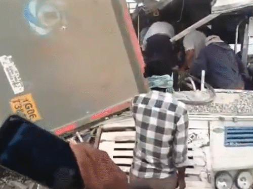 તેલંગાણાના રંગારેડ્ડીમાં બસ- ડમ્પર વચ્ચે અકસ્માત, 17નાં મોત:ડમ્પર કપચીથી ભરેલું હતું, લોકો તેની નીચે આવી ગયા; મૃતકોમાં મોટાભાગનાં કોલેજનાં વિદ્યાર્થીઓ