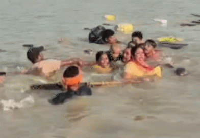 UPમાં શ્રદ્ધાળુઓ ભરેલી હોડી સરયુમાં પલટી, VIDEO:મહિલાઓએ બૂમાબૂમ કરી, બહાર નીકળવા તરફડિયાં માર્યા; નાવિકોએ દોરડા વડે બાંધી બહાર કાઢી