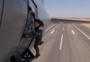 ઊડતા પ્લેનના દરવાજા પર લટકી યુટ્યૂબર, VIDEO:વગર પેરાશૂટે ફક્ત બે હાથથી પકડી રાખ્યો દરવાજો; ટોમ ક્રૂઝનો ખતરનાક સ્ટંટ કર્યો રિક્રિએટ, ઇન્ટરનેટ સ્તબ્ધ