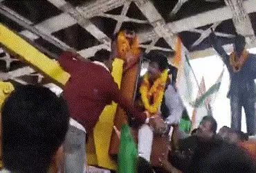 VIDEO: ક્રેનમાં ફસાયા ભાજપના સાંસદ, ગુસ્સામાં કર્મચારીને લાફો ઝીંકી દીધો; શ્રદ્ધાંજલિ કાર્યક્રમમાં ઉહાપોહ