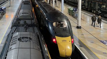 બ્રિટનની ટ્રેનમાં છરાથી અંધાધૂંધ હુમલો, જીવ બચાવવા ટોઇલેટમાં છુપાયા લોકો; 9 ઈજાગ્રસ્ત