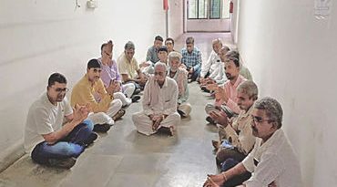 સુરેન્દ્રનગરમાં ખેતીવાડી કચેરીમાં પાક નુકસાનીના વળતર મુદ્દે ખેડૂતોનો હલ્લાબોલ