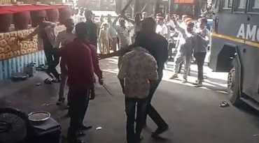 અમદાવાદના ઇસ્કોન સર્કલ નજીક દબાણ હટાવવા ગયેલી AMCની ટીમ પર હુમલો, ત્રણ મજૂર ઇજાગ્રસ્ત, FIR નોંધાઈ