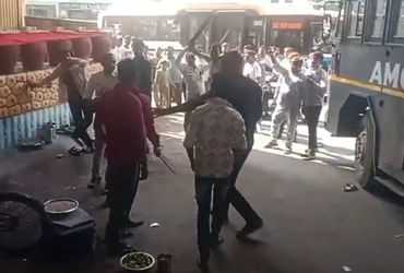 અમદાવાદના ઇસ્કોન સર્કલ નજીક દબાણ હટાવવા ગયેલી AMCની ટીમ પર હુમલો, ત્રણ મજૂર ઇજાગ્રસ્ત, FIR નોંધાઈ