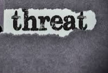 પોલીસ ફરિયાદ પરત ખેંચવા માટે મોડીરાતે ફરિયાદીના ઘરે જઇ ધમકી