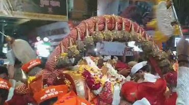 વડોદરા: ભગવાન નરસિંહજીના વરઘોડામાં હજારો ભક્તો જાનૈયા બન્યા, ચાંદલા વિધિ માટે લાગી લાંબી કતાર