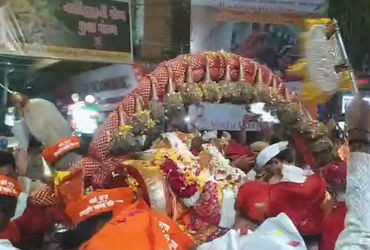 વડોદરા: ભગવાન નરસિંહજીના વરઘોડામાં હજારો ભક્તો જાનૈયા બન્યા, ચાંદલા વિધિ માટે લાગી લાંબી કતાર