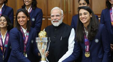 ચેમ્પિયન મહિલા ટીમને મળ્યા PM મોદી, વર્લ્ડ કપ ટ્રોફી સાથેની તસવીરો આવી સામે