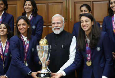 ચેમ્પિયન મહિલા ટીમને મળ્યા PM મોદી, વર્લ્ડ કપ ટ્રોફી સાથેની તસવીરો આવી સામે