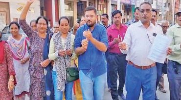 આણંદના તુલસી ગરનાળા વિસ્તારમાં પ્રાથમિક સુવિધા મુદ્દે 30 સોસાયટીના રહીશોની કેન્ડલ માર્ચ