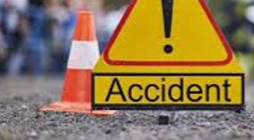 બાઇક સવાર દંપતીને કાર ચાલકે ટક્કર મારતા  પત્નીનું મોત