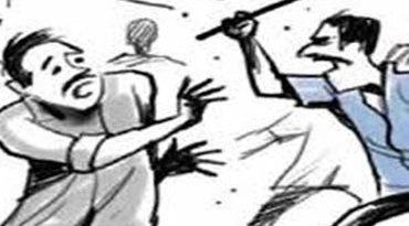 અમિતનગર પાસે મુસાફરોની હેરાફેરી જારી, પોલીસે કાર ડીટેન કરતાં કાર માલિકનો ડ્રાઇવર પર હુમલો