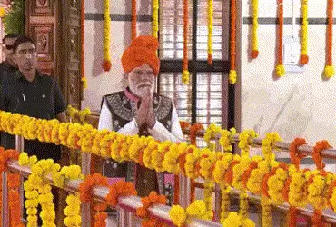 PM મોદી ગુજરાત પ્રવાસે : દેવમોગરા ધામમાં કરી પૂજા, ડેડિયાપાડામાં સભા સ્થળે પહોંચ્યા