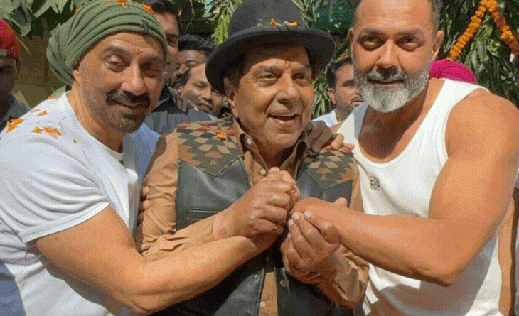 ‘તુમ જીયો હજારો સાલ…’:ધર્મેન્દ્ર સ્વસ્થ થતાં જ હેમા માલિનીએ 90મા બર્થ-ડેનું પ્લાનિંગ શરૂ કર્યું; 8 ડિસેમ્બરે દેઓલ પરિવારમાં જલસા પાર્ટી! ‘તુમ જીયો હજારો સાલ…’:ધર્મેન્દ્ર સ્વસ્થ થતાં જ હેમા માલિનીએ 90મા બર્થ-ડેનું પ્લાનિંગ શરૂ કર્યું; 8 ડિસેમ્બરે દેઓલ પરિવારમાં જલસા પાર્ટી!