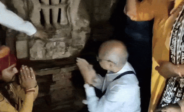 ખજુરાહોમાં ASI સંરક્ષિત મંદિરમાં વકીલે કરી પૂજા:CJI પર જૂતું ફેંકનાર વકીલે કહ્યું- તેમના કહેવા પર જ આવ્યો છું