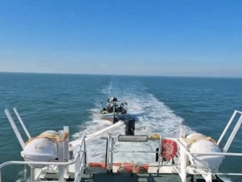 પાકિસ્તાની બોટમાં સવાર 11 માછીમારો પકડાયા:ભારતીય જળસીમામાં ઘૂસી આવી હતી અલવલી નામની બોટ, શંકાસ્પદ સામાનની તપાસ ચાલુ પાકિસ્તાની બોટમાં સવાર 11 માછીમારો પકડાયા:ભારતીય જળસીમામાં ઘૂસી આવી હતી અલવલી નામની બોટ, શંકાસ્પદ સામાનની તપાસ ચાલુ