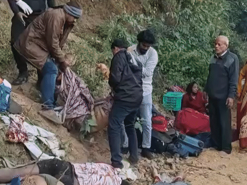 છત્તીસગઢ-આંધ્રપ્રદેશ બોર્ડર પર ઘાટી પરથી બસ ખાબકી:9 મુસાફરોના મોત, રસ્તા પર મૃતદેહો-સામાન વેરવિખેર, 40 લોકો સવાર હતા; ઘાયલો ભદ્રાચલમમાં દાખલ છત્તીસગઢ-આંધ્રપ્રદેશ બોર્ડર પર ઘાટી પરથી બસ ખાબકી:9 મુસાફરોના મોત, રસ્તા પર મૃતદેહો-સામાન વેરવિખેર, 40 લોકો સવાર હતા; ઘાયલો ભદ્રાચલમમાં દાખલ