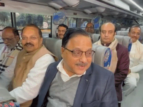 મોદીના ઘરે ડિનર માટે પહોંચ્યા NDA સાંસદો:20-25ના ગ્રુપમાં બસમાં આવ્યા; અનુરાગ ઠાકુરે કહ્યું- હવે બંગાળ જીત્યા પછી આગળનું ડિનર મોદીના ઘરે ડિનર માટે પહોંચ્યા NDA સાંસદો:20-25ના ગ્રુપમાં બસમાં આવ્યા; અનુરાગ ઠાકુરે કહ્યું- હવે બંગાળ જીત્યા પછી આગળનું ડિનર