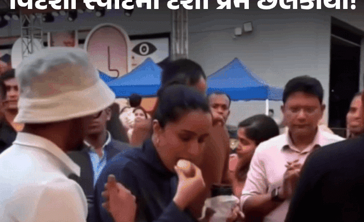 તેરે પ્યાર મેં..તેરે પ્યાર મેં..!:શ્રદ્ધા કપૂરે પોતાના હાથેથી બોયફ્રેન્ડને મીઠાઈ ખવડાવી, ભીડ વચ્ચે રોમેન્સ મોડ ઓન; VIDEO વાઈરલ તેરે પ્યાર મેં..તેરે પ્યાર મેં..!:શ્રદ્ધા કપૂરે પોતાના હાથેથી બોયફ્રેન્ડને મીઠાઈ ખવડાવી, ભીડ વચ્ચે રોમેન્સ મોડ ઓન; VIDEO વાઈરલ