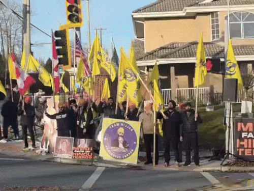 કેનેડામાં ખાલિસ્તાન સમર્થકોએ ભારત વિરોધી નારા લગાવ્યા:PM મોદી-રક્ષામંત્રી રાજનાથ સિંહના પૂતળા બનાવીને લખ્યું- હિન્દુ ટેરરિસ્ટ; હાથમાં પાકિસ્તાની ઝંડા હતા કેનેડામાં ખાલિસ્તાન સમર્થકોએ ભારત વિરોધી નારા લગાવ્યા:PM મોદી-રક્ષામંત્રી રાજનાથ સિંહના પૂતળા બનાવીને લખ્યું- હિન્દુ ટેરરિસ્ટ; હાથમાં પાકિસ્તાની ઝંડા હતા