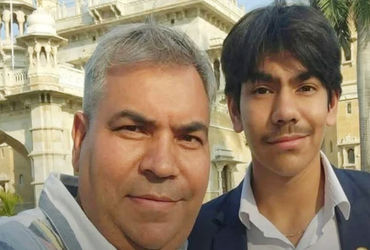 ઈન્ડિગો સંકટ વચ્ચે પિતાએ રાતભર કાર હંકારી દીકરાને 800 કિ.મી. દૂર સ્કૂલે પહોંચાડ્યો!