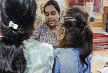 અમદાવાદ: ડરેલા હાવભાવવાળા વૃદ્ધાએ 33 લાખની FD તોડાવી, બેન્ક સ્ટાફને શંકા જતાં ‘ડિજિટલ અરેસ્ટ’થી બચાવ્યા