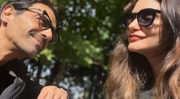 53 વર્ષનો દિગ્ગજ એક્ટર લગ્ન કર્યા વિના 2 બાળકનો પિતા, ગર્લફ્રેન્ડ સાથે સગાઈનો કર્યો ખુલાસો