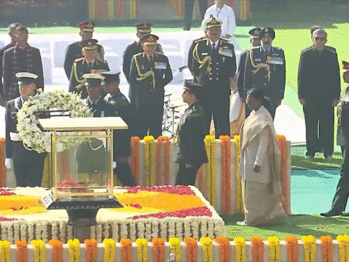 મહાત્મા ગાંધીની 78મી પુણ્યતિથિ, રાજઘાટ પર PM મોદીએ પુષ્પાંજલિ આપી:રાહુલ ગાંધીએ લખ્યું- રાષ્ટ્રપિતાએ મૂળમંત્ર આપ્યો કે સત્તા કરતાં સત્યની તાકાત મોટી