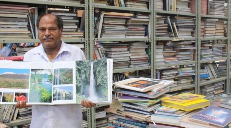 80% પગાર પુસ્તકો પર ખર્ચીને ઘરમાં સૌથી મોટી લાઇબ્રેરી બનાવી:કર્ણાટકની આ લાઇબ્રેરીમાં 20 લાખથી વધુ પુસ્તકો, ઘરમા પગ મુકવાની જગ્યા નથી, જમીન પર સૂવે છે; હવે પદ્મશ્રી પુરસ્કાર મળશે