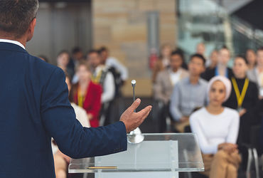 તૈયારી વગર સ્ટેજ પરથી બોલતા ડર લાગે છે? આ 5 સરળ સ્ટેપ્સથી લોકોનું ધ્યાન ખેંચો