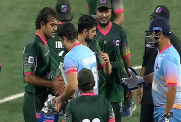 ‘નો હેન્ડ શેક’ વિવાદ વચ્ચે ઈરફાન પઠાણ શોએબ મલિકને મેદાનમાં ગળે ભેટ્યો, VIDEO વાઇરલ