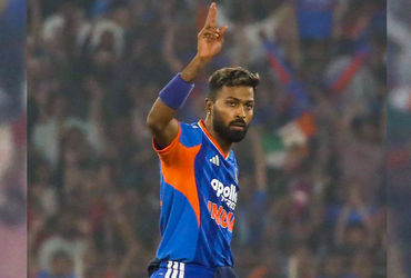 હાર્દિક પંડ્યા મેદાનમાં ભારતીય દિગ્ગજ સાથે ઝઘડ્યો? હાથમાં બેટ સાથેનો VIDEO વાઇરલ