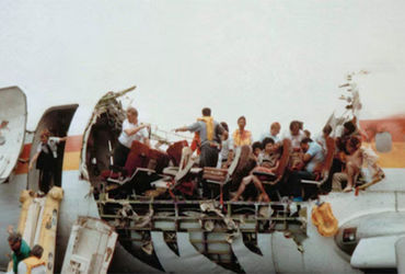 11,000 ફીટની ઊંચાઈએ ચમત્કાર ? વિમાનમાં બ્લાસ્ટ છતાં 74 પ્રવાસી બચી ગયા : હુમલાખોરનું મૃત્યુ