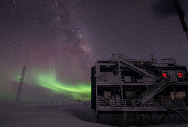 આ ટાપુ પર કેવી રીતે જીવન વિતાવે છે માણસો જ્યાં 4 મહિના સુધી સૂર્ય દેખાતો જ નથી! રાત્રે રાઈફલ લઈને ચાલવું પડે