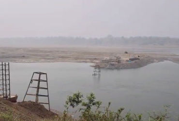 VIDEO : નર્મદા નદીમાં પોઈચા પુલ નીચે ગેરકાયદે પુલ બનાવીને રેતી ખનનનો દાવો, લીઝ ધારકનો લૂલો બચાવ
