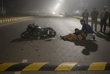 માતા-પિતાને બાઈક પર લઈ જતા યુવકને સ્પીડ બ્રેકર ન દેખાતા બાઈક ઉછળી, માતા ઊંધા માથે પટકાઈ