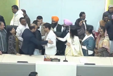 30 વર્ષ બાદ પહેલીવાર હાથ ઊંચો કરી મતદાન, મેયરની ચૂંટણીમાં આપ-કોંગ્રેસની મોટી ભૂલ ભાજપને ફળી