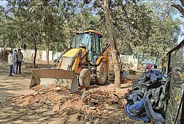 દબાણ દૂર કરવા મેગા ઓપરેશન સેક્ટરોમાં ૩૨૫ ઝુંપડા દૂર કરાયા