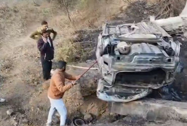 રાજકોટ: ગોંડલ-આટકોટ હાઈવે પર કાર પુલ નીચે ખાબકતાં અગનગોળો બની, 2ના કરુણ મોત