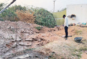 થાનના તરણેતર ગામમાં માલિકીની જમીનમાંથી ગેરકાયદે ખનન ઝડપાયું