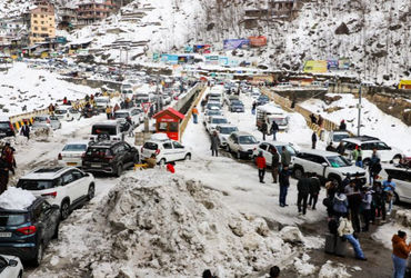 ગુજરાતના સેંકડો પ્રવાસીઓ બર્ફિલા રસ્તાઓ પર 24 કલાકથી અટવાયા, રીલ જોઈને રીયલ લાઈફ જોખમમાં મૂકી