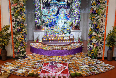 અમદાવાદ: ભાડજ હરેકૃષ્ણ મંદિરે નિત્યાનંદ ત્રિયોદશીની ભવ્ય ઉજવણી, પ્રભુને ધરાવાયો 108 વાનગીઓનો અન્નકૂટ
