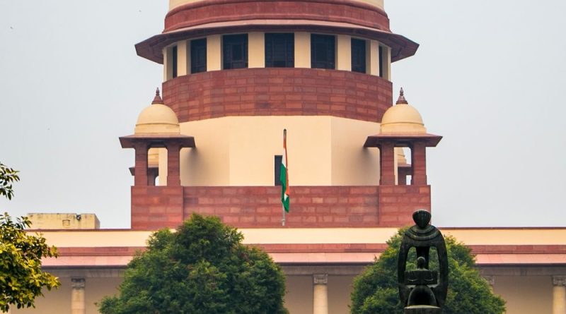 સુપ્રીમ કોર્ટે કહ્યું- સ્કૂલમાં છોકરીઓને મફતમાં સેનેટરી પેડ મળે:છોકરા-છોકરીઓ માટે અલગ ટોયલેટ હોવા જોઈએ, આદેશ ન માનવા પર શાળાની માન્યતા રદ થશે