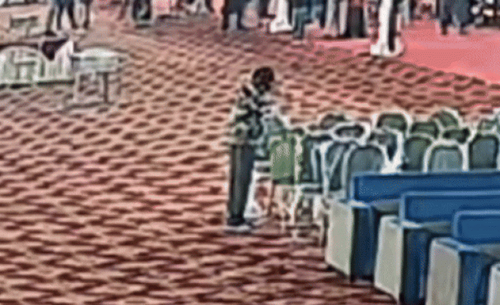 ઝાંસીમાં ભાણીના લગ્નમાં મામાનું મોત, VIDEO:આશીર્વાદ આપીને સ્ટેજ પરથી ઉતર્યા, બહેન તરફ જતા જ બેભાન થઈને ઢળી પડ્યા