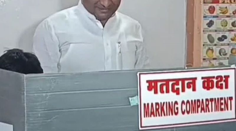 મહારાષ્ટ્ર જિલ્લા પરિષદની ચૂંટણીમાં સગીરોએ મતદાન કર્યું:દાવો- સોલાપુરના ઉમેદવારના પુત્રએ વોટિંગ કર્યું; સંભાજીનગરમાં પણ ધારાસભ્ય પુત્રને લઈને પહોંચ્યા