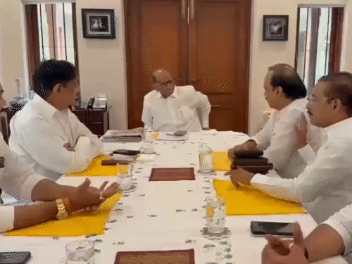 શરદ પવારે કહ્યું- CM ફડણવીસ મર્જરની વાતચીતમાં સામેલ નહોતો:તેમને ટિપ્પણી કરવાનો અધિકાર નથી; વિદ્યા પ્રતિષ્ઠાનમાં અજિતના પુત્રોને મળ્યા NCP-SP ચીફ