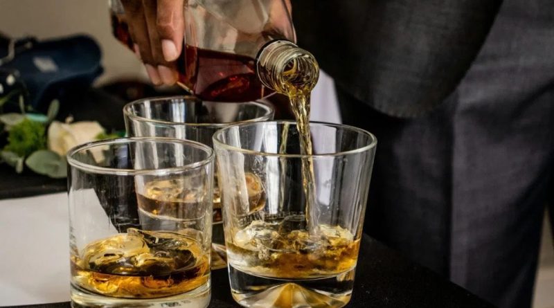 જો દેખાય આ 3 લક્ષણો દેખાય તો તરત જ દારૂ છોડો, નહીં તો લીવર ફેલ થવાનું જોખમ વધી જશે