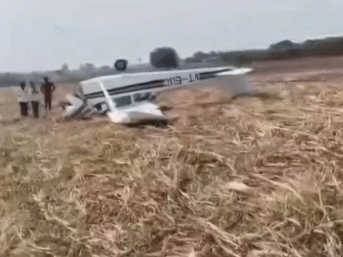 કર્ણાટકમાં પ્રાઇવેટ ટ્રેની પ્લેન ખેતરમાં ક્રેશ:બંને પાયલટે કૂદીને જીવ બચાવ્યો; પ્રાથમિક તપાસમાં એન્જિન ખરાબી કારણ