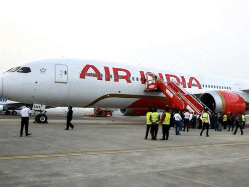 એર ઇન્ડિયા ડ્રીમલાઇનરના ફ્યુઅલ કંટ્રોલ સ્વીચની તપાસ શરૂ:ગઈકાલે લંડન-બેંગલુરુ વિમાનની સ્વીચ લોક થઈ રહી નહોતી; પ્લેનની ઉડાન પર પ્રતિબંધ